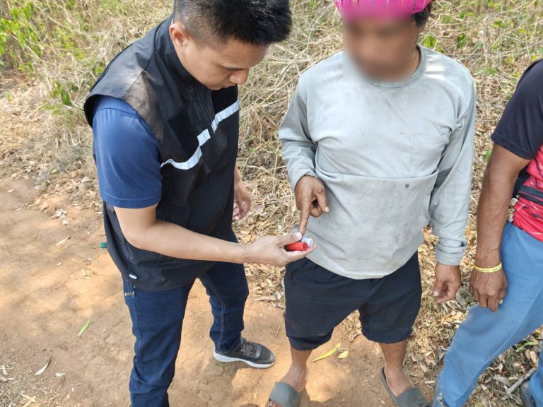 ได้ร่วมกันจับกุมตัว :นายนิวัฒน์ ฉิมเชื้อ อายุ 41 ปี  ตำบลนาสวน อำเภอศรีสวัสดิ์ จังหวัดกาญจนบุรี  ความผิดฐาน :มีเครื่องกระสุนปืนไว้ในความครอบครองโดยไม่ได้รับอนุญาต