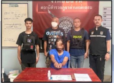 ได้ร่วมกันจับกุมตัว : นายมนัส ปิ่นแก้ว อายุ 42 ปี  ฐานความผิด : มียาเสพติดประเภท 1 (เมทแอมเฟตามีนหรือยาบ้า) ไว้ในครอบครองโดยไม่ได้รับอนุญาตและเสพยาเสพติดประเภท 1 (เมทแอมเฟตามีนหรือยาบ้า) โดยไม่ได้รับอนุญาต