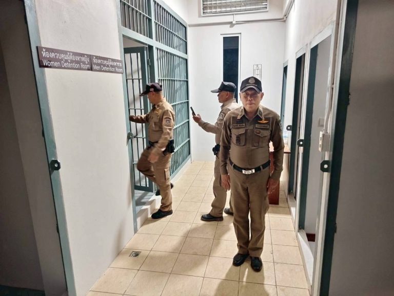 สั่งการให้ ร.ต.อ.พิศณุ พรหมมิ รอง สว.ป.ฯร้อยเวร20 เรียกแถวสายตรวจรถยนต์ ผลัดใหม่-ผลัดเก่า สิบเวรฯ มาเข้าแถวเคารพธงชาติ ตรวจความพร้อม อบรมระเบียบวินัยก่อนออกปฏิบัติหน้าที่ รับฟังคำสั่งและแนวทางปฎิบัติจากผู้บังคับบัญชา